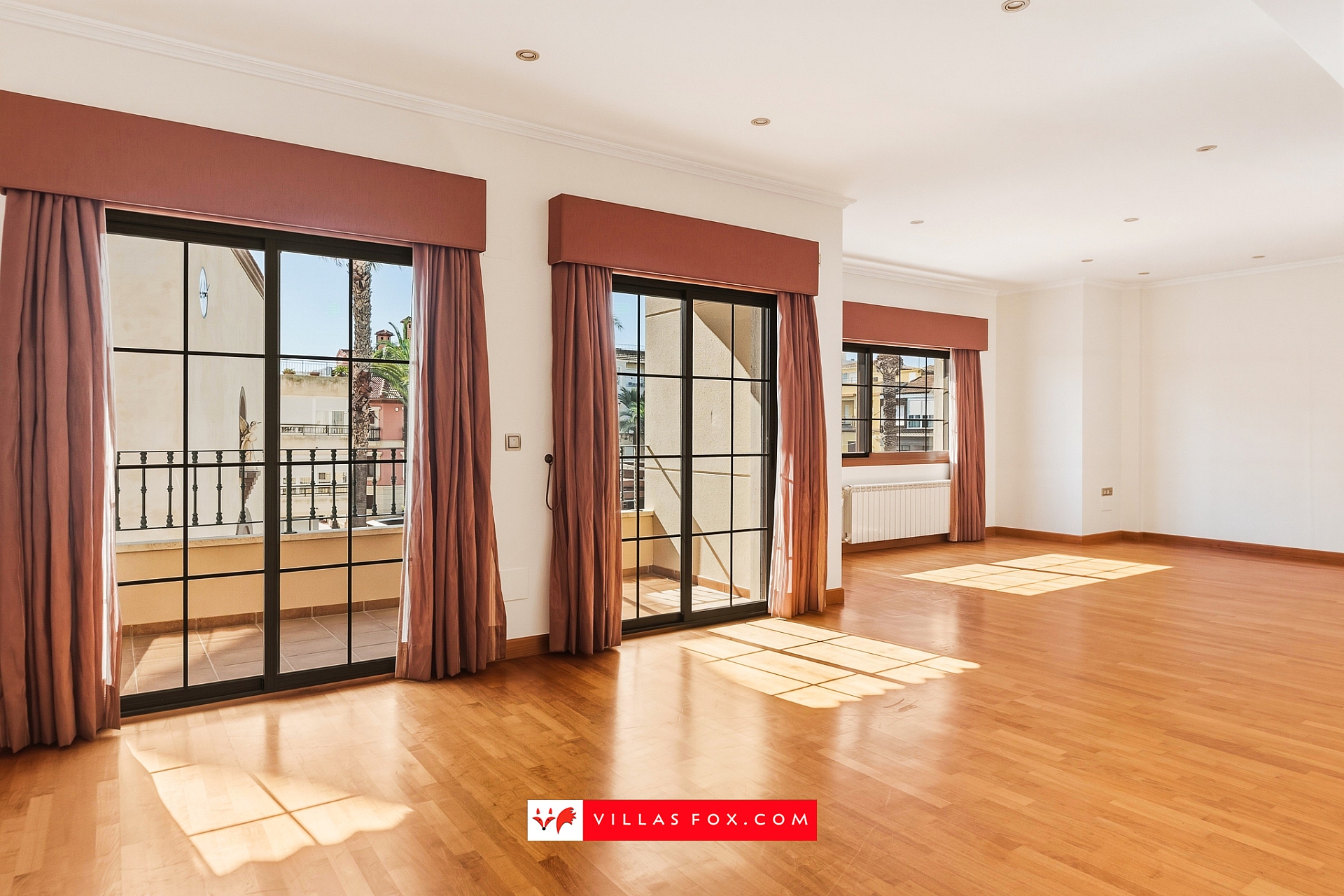 Luxury 3-bedroom apartment occupying the top floor of a modern building in San Miguel de Salinas with solarium, elevator and garage