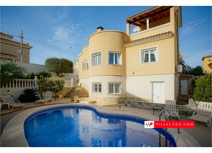 4-bedroom detached villa with pool, garage, tourist licence, Blue Lagoon