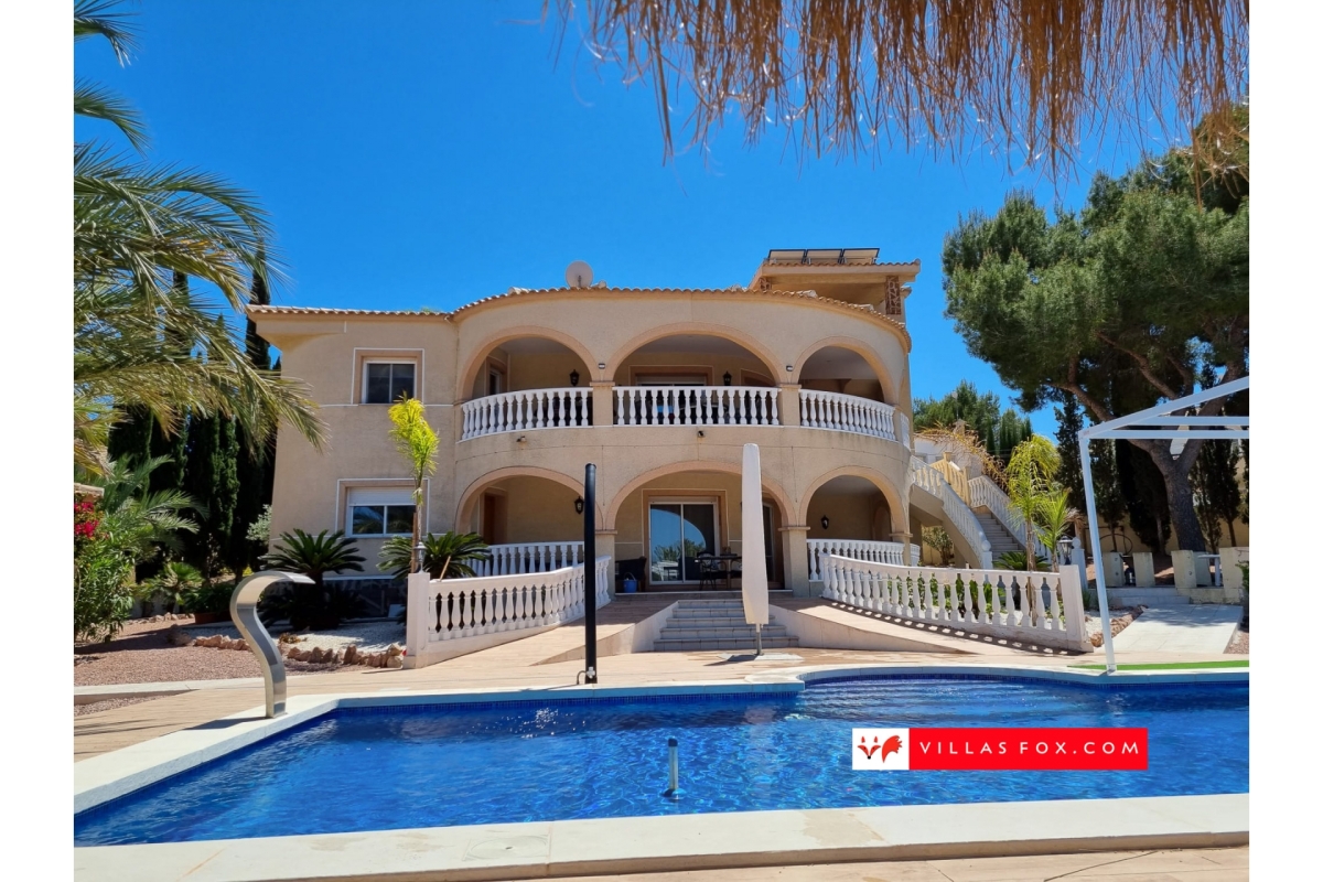 7-bedroom villa on large corner plot, Las Comunicaciones, San Miguel de Salinas