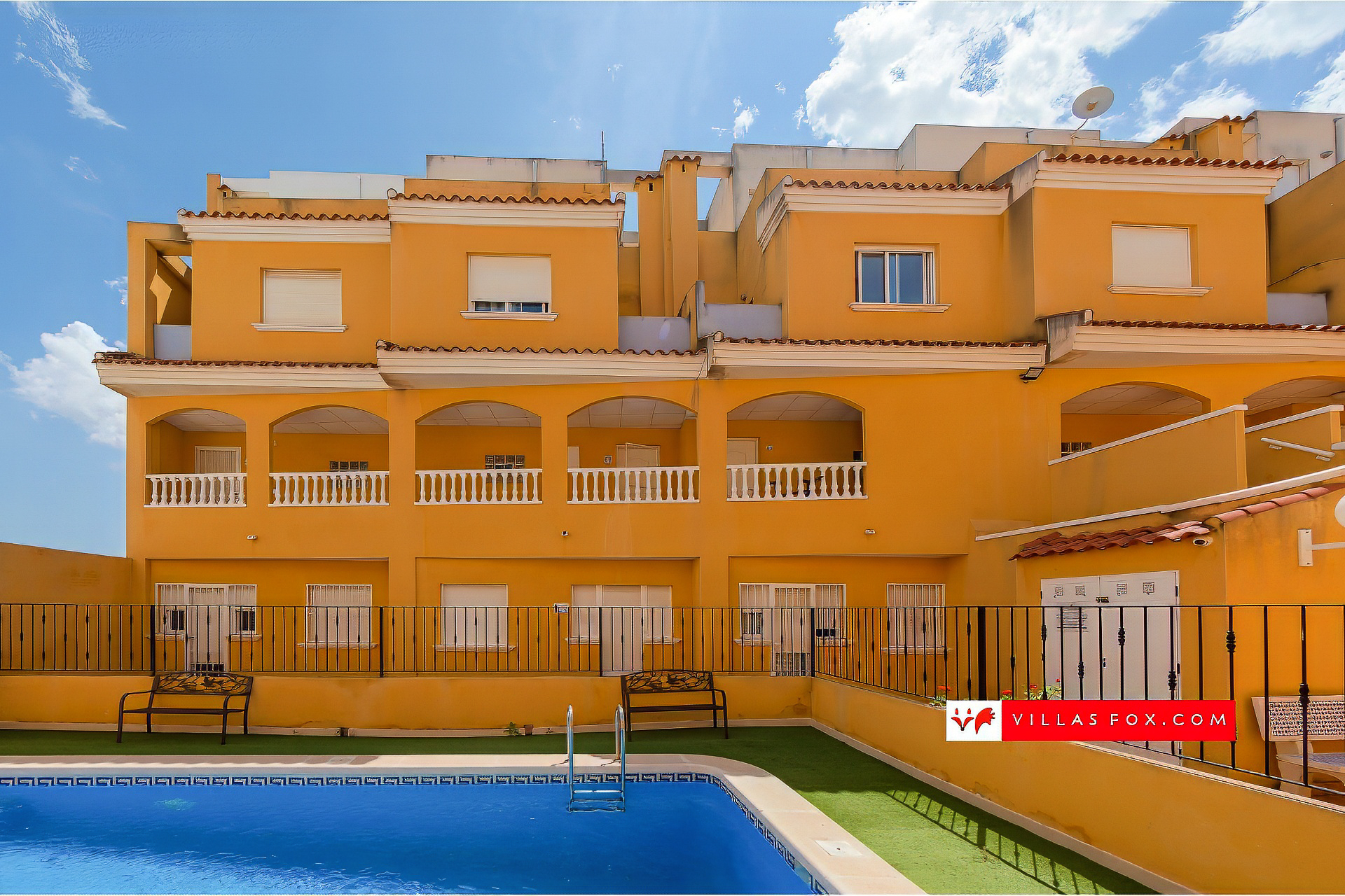 Jacarilla 3-bedroom, 2-bathroom duplex apartment with solarium and garage space