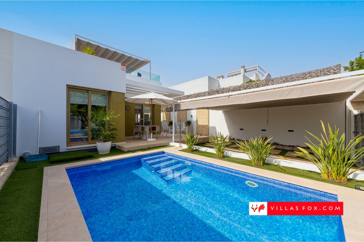 Vistabella Golf luxury modern 3-bedroom villa with pool, parking, solarium in excellent condition