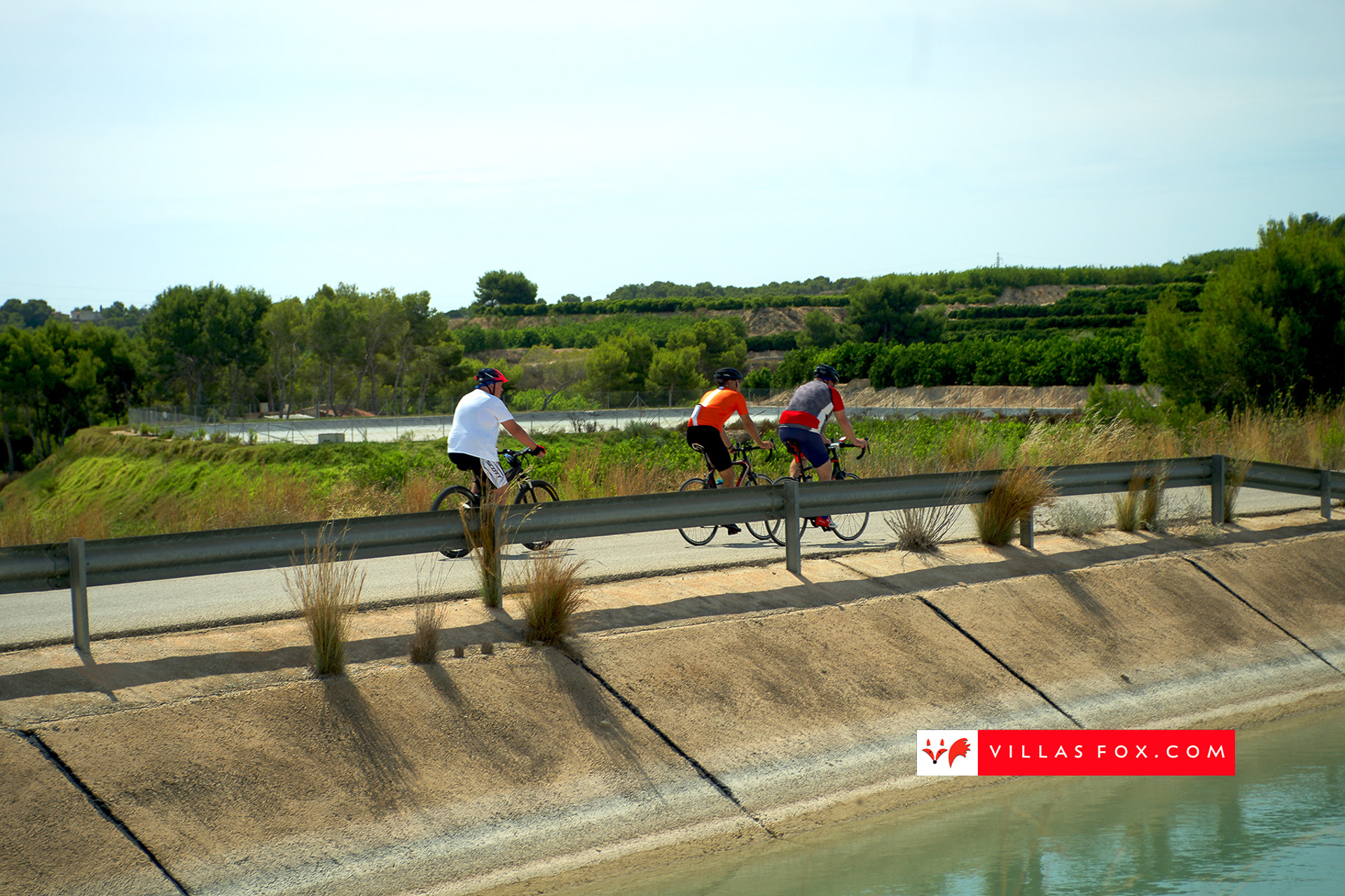 cyclists_canal_san_miguel_villamartin