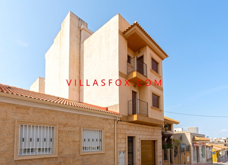 San Miguel de Salinas townhouse with large garage and solarium on 5 levels with lift