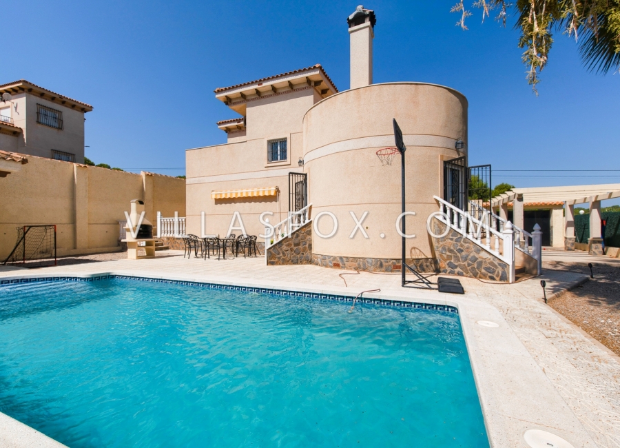 Villasmaría 4-bedroom detached villa with private pool and fantastic views!